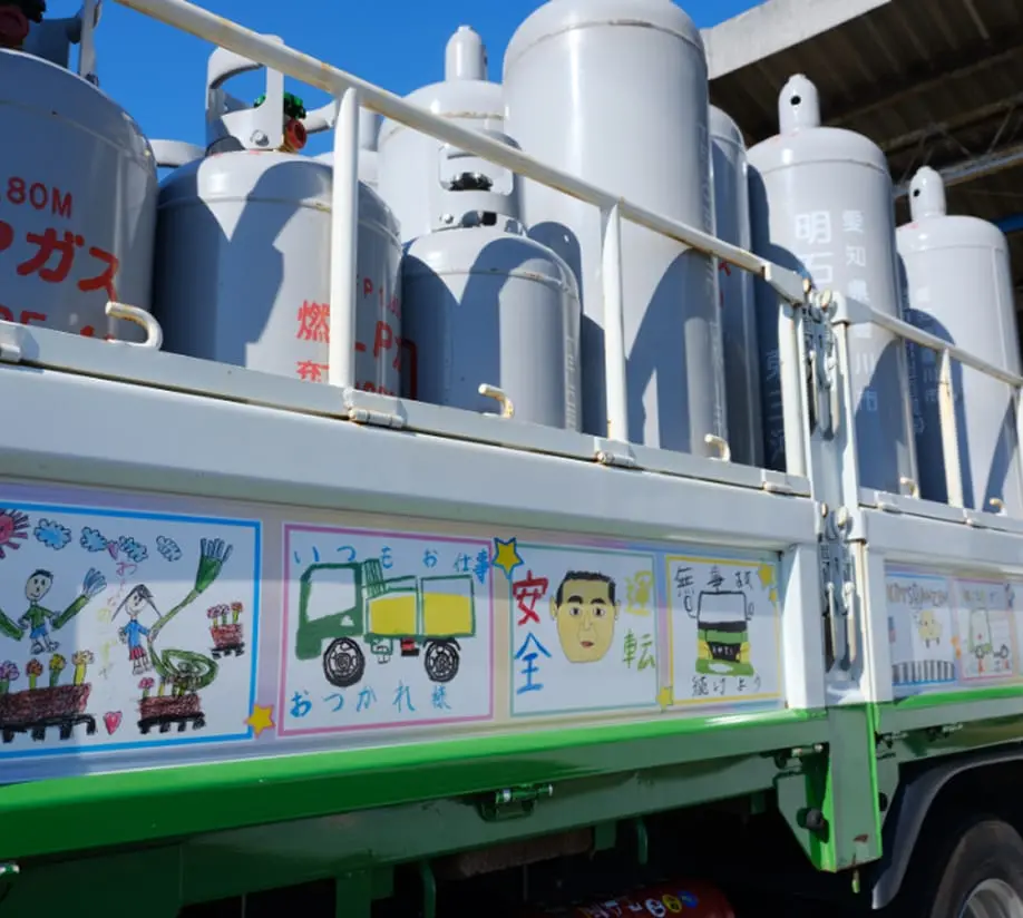 LPガスボンベを積んだトラック