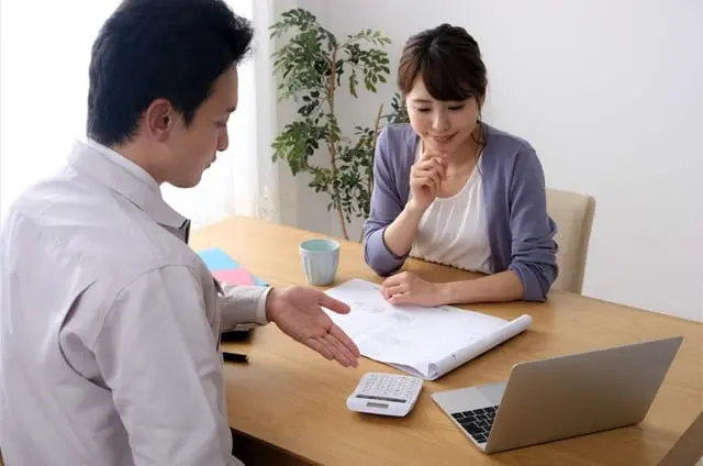 相談を受ける住宅設備担当者とお客様