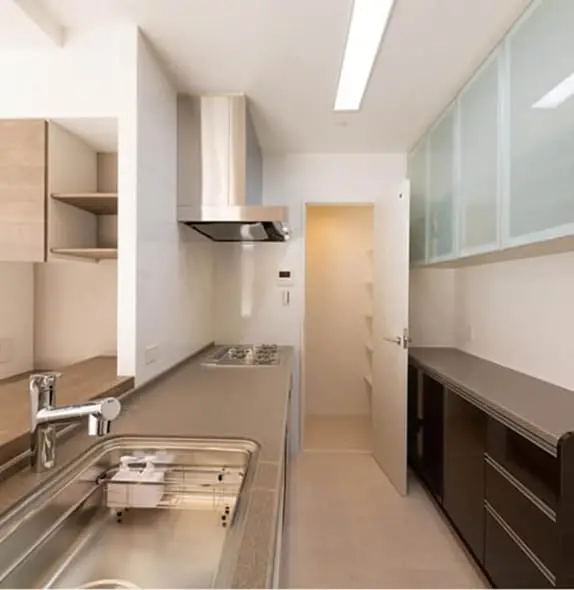 スタイリッシュなデザインのシステムキッチンで、清潔感と機能性が両立した空間